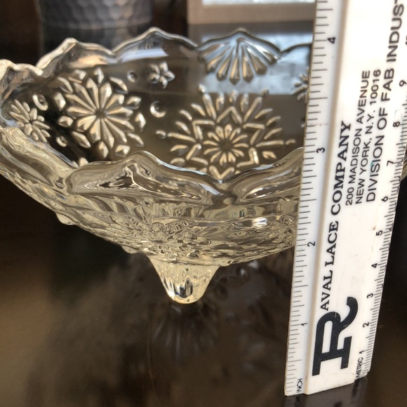 Mikasa Crystal 3 footed 6” snowflake star design bowl! Perfect side salad/snacks - Picture 4 of 8